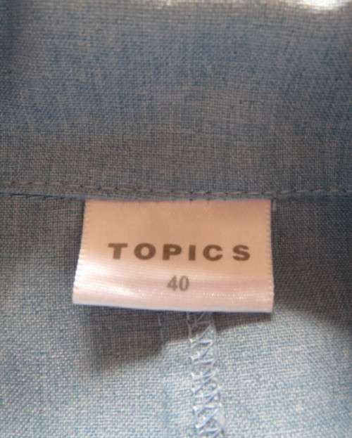 Cornflower blue sleeveless top/jacket from the 80`s by TOPICS size 40/16.Dummy pockets.3 Buttons