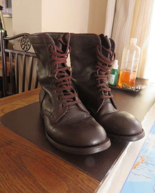 SADF brown genuine leather boots by DWS size 8. Issued 2004. Army size 262M, With laces.Good cond.