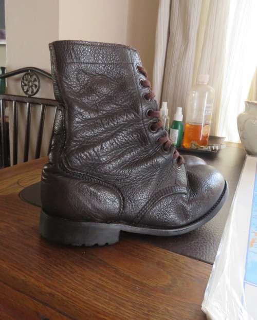 SADF brown geniune leather army boots size 8 by DWS issued 2008. Army size 262M.With laces.Good cond