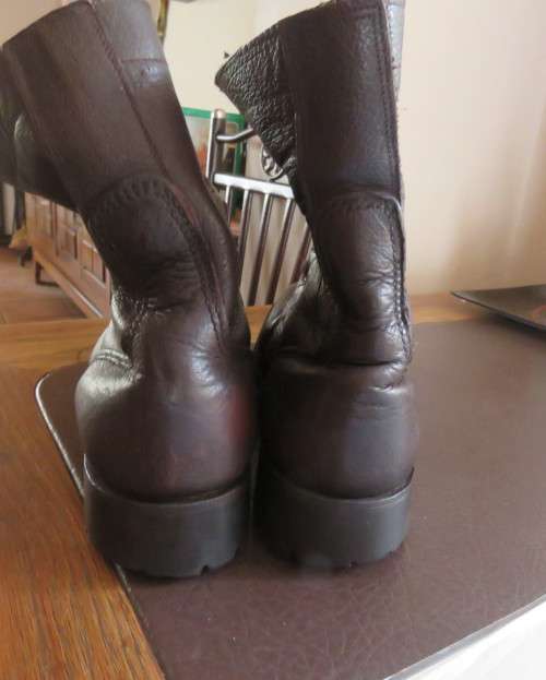 SADF brown geniune leather army boots size 8 by DWS issued 2008. Army size 262M.With laces.Good cond