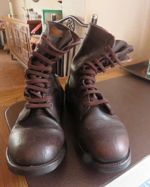 SADF brown geniune leather army boots size 8 by DWS issued 2008. Army size 262M.With laces.Good cond