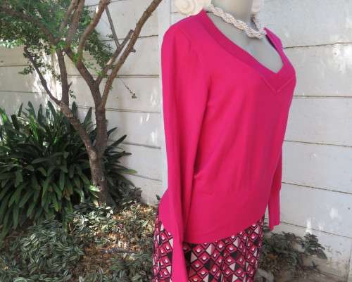 Beautiful, as new, magenta pink pull over knitted V neck top in acrylic/nylon.Size 36/38.WOOLWORTHS