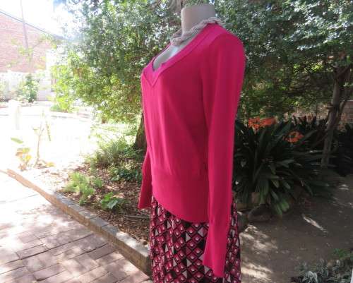 Beautiful, as new, magenta pink pull over knitted V neck top in acrylic/nylon.Size 36/38.WOOLWORTHS