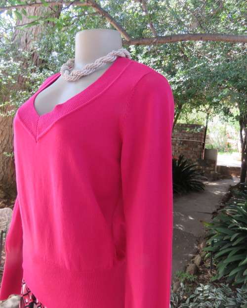 Beautiful, as new, magenta pink pull over knitted V neck top in acrylic/nylon.Size 36/38.WOOLWORTHS