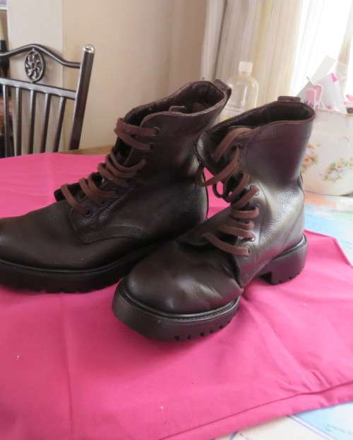 Pair of as new brown genuine leather SADF boots by BAGSHAW 1982 size 5.Army size 235.