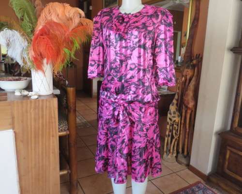 Vintage short sleeve magenta/black patterned dropped waist dress.Size 42/18.Poly/nylon.As new