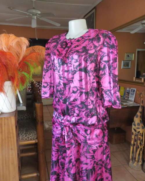 Vintage short sleeve magenta/black patterned dropped waist dress.Size 42/18.Poly/nylon.As new