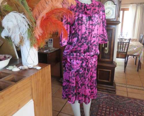 Vintage short sleeve magenta/black patterned dropped waist dress.Size 42/18.Poly/nylon.As new