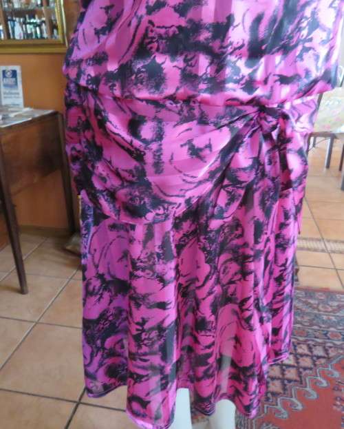 Vintage short sleeve magenta/black patterned dropped waist dress.Size 42/18.Poly/nylon.As new