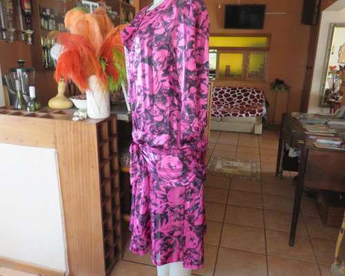 Vintage short sleeve magenta/black patterned dropped waist dress.Size 42/18.Poly/nylon.As new