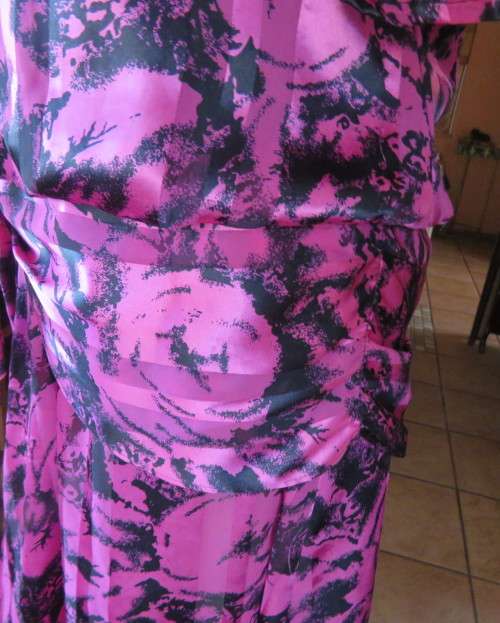Vintage short sleeve magenta/black patterned dropped waist dress.Size 42/18.Poly/nylon.As new