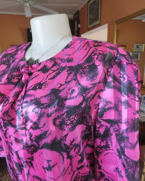 Vintage short sleeve magenta/black patterned dropped waist dress.Size 42/18.Poly/nylon.As new