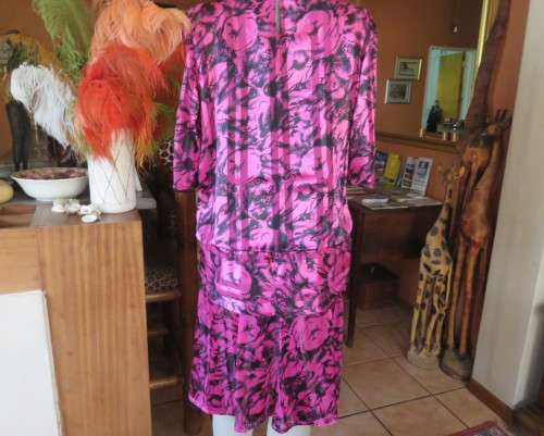 Vintage short sleeve magenta/black patterned dropped waist dress.Size 42/18.Poly/nylon.As new