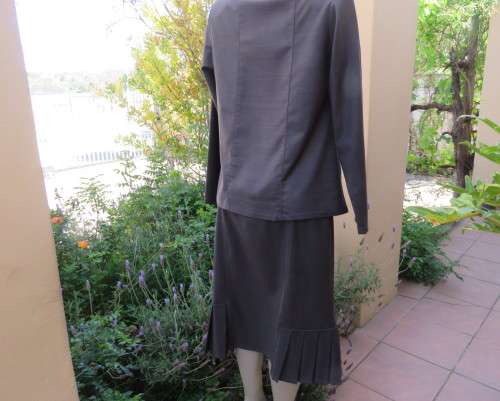 Light weight 2 pc smoke grey skirt suite.Long sleeve 1 button jacket/bandless skirt size 38.As new.