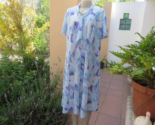 Cool vintage princess style dress size 42/18 in medley of blues.Banded tie collar.Short sleeves.