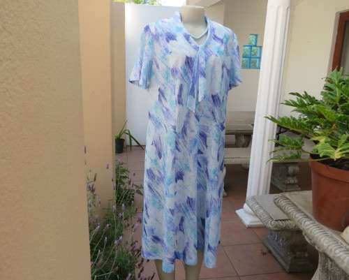Cool vintage princess style dress size 42/18 in medley of blues.Banded tie collar.Short sleeves.