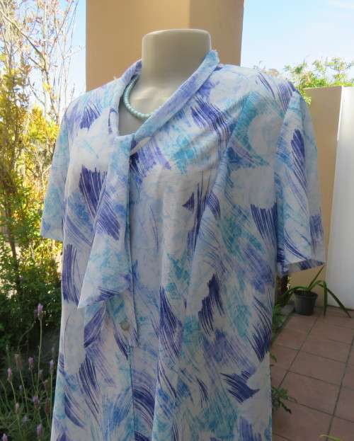 Cool vintage princess style dress size 42/18 in medley of blues.Banded tie collar.Short sleeves.