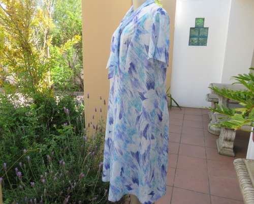 Cool vintage princess style dress size 42/18 in medley of blues.Banded tie collar.Short sleeves.