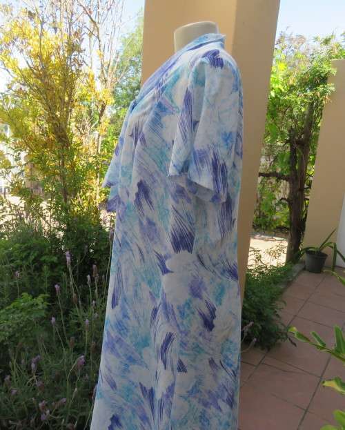 Cool vintage princess style dress size 42/18 in medley of blues.Banded tie collar.Short sleeves.