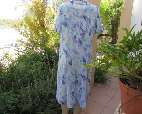 Cool vintage princess style dress size 42/18 in medley of blues.Banded tie collar.Short sleeves.