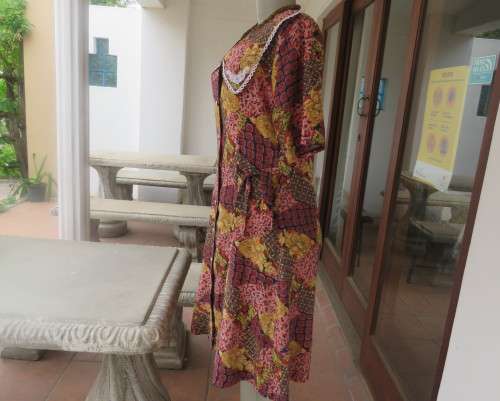 Vintage autumn colour patterned button down calf length viscose patterned dress.Size 36 by COVENTRY.