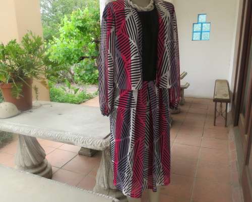 Stunning 2 pc 80`s sleeveless dress open jacket in poly/nylon Bottom lined. Size 40 by SWING SET