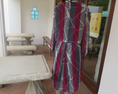 Stunning 2 pc 80`s sleeveless dress open jacket in poly/nylon Bottom lined. Size 40 by SWING SET
