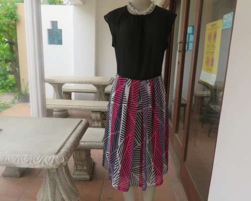 Stunning 2 pc 80`s sleeveless dress open jacket in poly/nylon Bottom lined. Size 40 by SWING SET