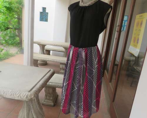Stunning 2 pc 80`s sleeveless dress open jacket in poly/nylon Bottom lined. Size 40 by SWING SET