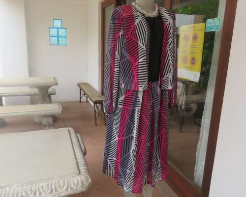 Stunning 2 pc 80`s sleeveless dress open jacket in poly/nylon Bottom lined. Size 40 by SWING SET