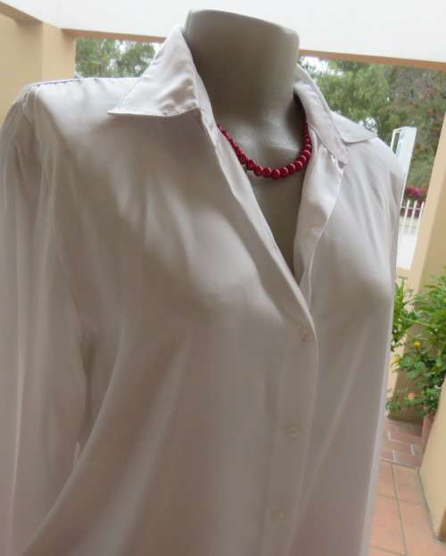 Amazing PAUL VIVALDI soft,silky,shiny long sleeve blouse size 38/14. Shirt collar. New condition.