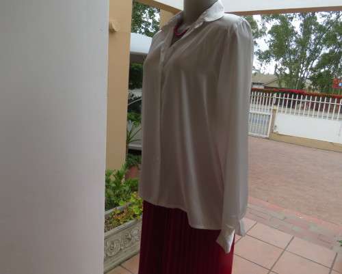 Amazing PAUL VIVALDI soft,silky,shiny long sleeve blouse size 38/14. Shirt collar. New condition.