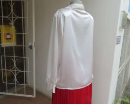 Amazing PAUL VIVALDI soft,silky,shiny long sleeve blouse size 38/14. Shirt collar. New condition.