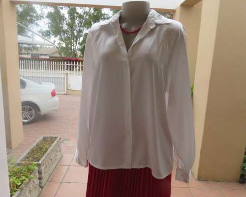 Amazing PAUL VIVALDI soft,silky,shiny long sleeve blouse size 38/14. Shirt collar. New condition.
