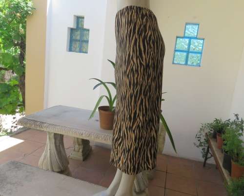 Striking maxi tube style skirt in cream/brown animal print.Elasticated waist. Size 34/10.As new.