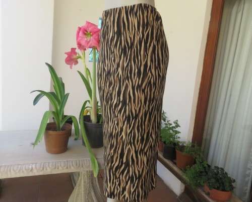 Striking maxi tube style skirt in cream/brown animal print.Elasticated waist. Size 34/10.As new.