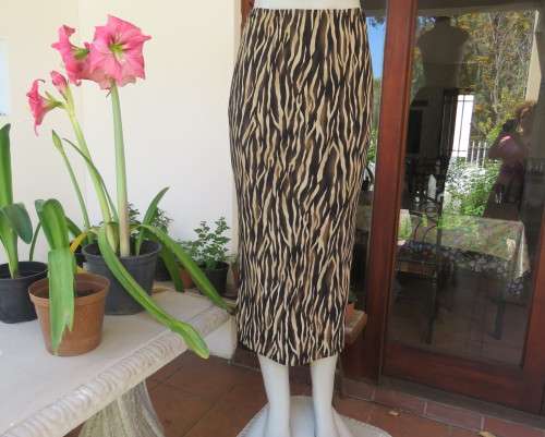 Striking maxi tube style skirt in cream/brown animal print.Elasticated waist. Size 34/10.As new.