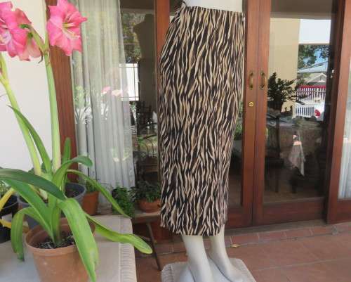 Striking maxi tube style skirt in cream/brown animal print.Elasticated waist. Size 34/10.As new.