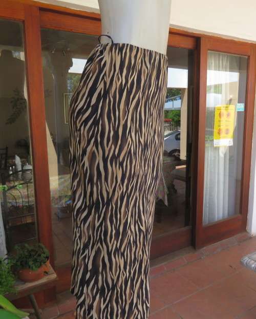 Striking maxi tube style skirt in cream/brown animal print.Elasticated waist. Size 34/10.As new.