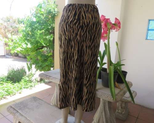 Striking maxi tube style skirt in cream/brown animal print.Elasticated waist. Size 34/10.As new.