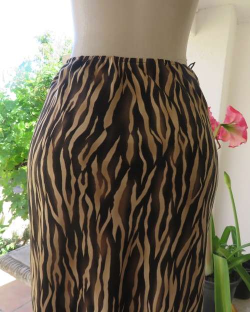Striking maxi tube style skirt in cream/brown animal print.Elasticated waist. Size 34/10.As new.