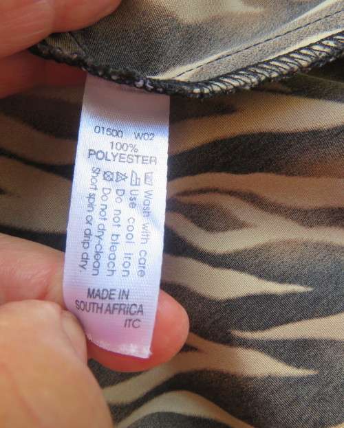 Striking maxi tube style skirt in cream/brown animal print.Elasticated waist. Size 34/10.As new.