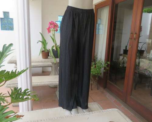 Amazing black pleated(creased) wide leg pants with elasticated waist.By KELSO size 36/12.New cond.