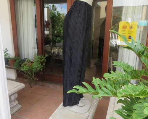 Amazing black pleated(creased) wide leg pants with elasticated waist.By KELSO size 36/12.New cond.