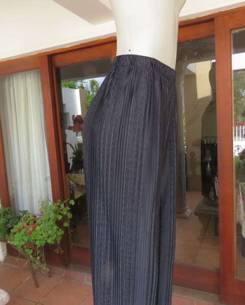 Amazing black pleated(creased) wide leg pants with elasticated waist.By KELSO size 36/12.New cond.