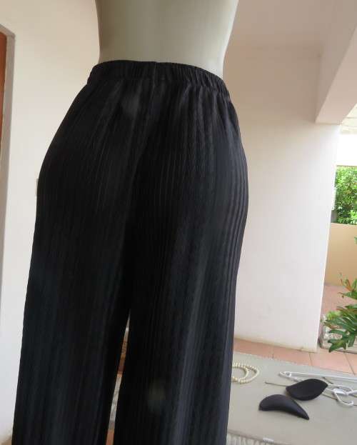 Amazing black pleated(creased) wide leg pants with elasticated waist.By KELSO size 36/12.New cond.
