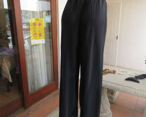 Amazing black pleated(creased) wide leg pants with elasticated waist.By KELSO size 36/12.New cond.