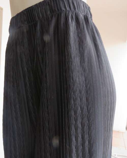Amazing black pleated(creased) wide leg pants with elasticated waist.By KELSO size 36/12.New cond.