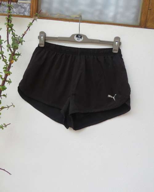 PUMA men`s black sports shorts size Large. In poly/nylon with cool cell. Fold over sides.Good cond.