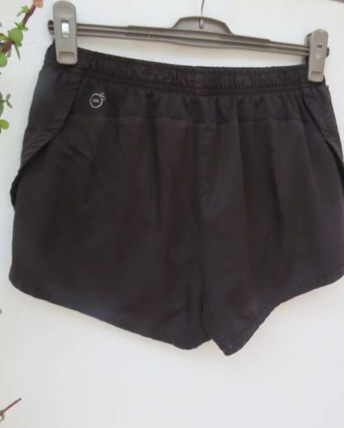 PUMA men`s black sports shorts size Large. In poly/nylon with cool cell. Fold over sides.Good cond.